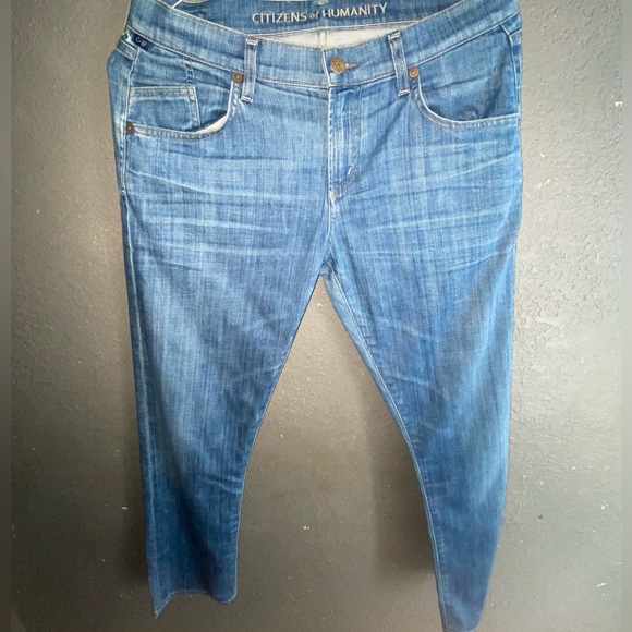 Medium washed rip jeans. - Picture 2 of 3